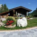Almdorf Tirol ホリデーパーク 3*