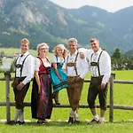 Almdorf Tirol ホリデーパーク 3*